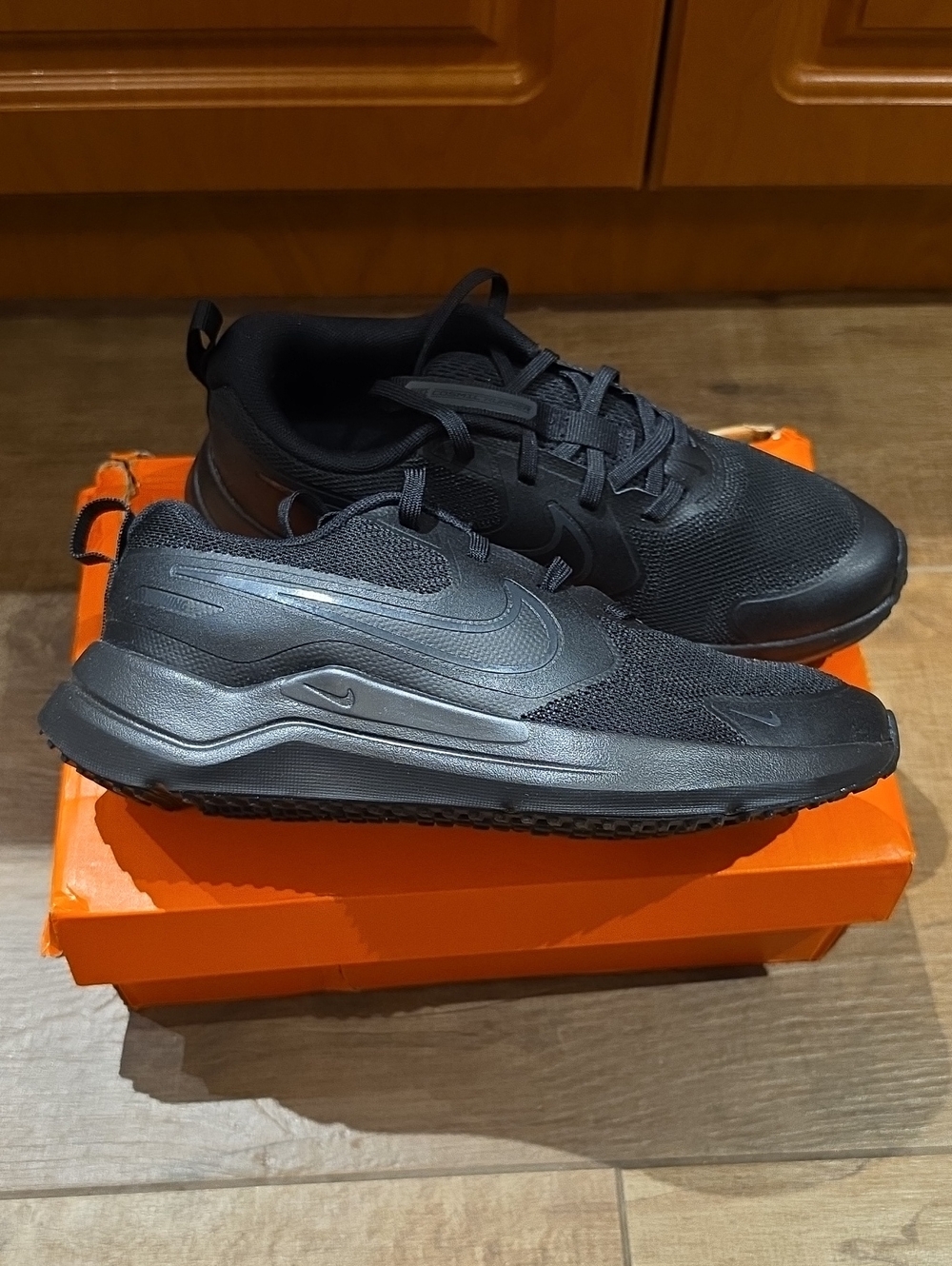 New In Box: NIKE Cosmic Runner (GS) Lightweight Training Sneakers